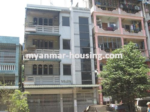 缅甸房地产 - 出租物件 - No.2136 - An apartment ground floor for rent in Kyee Myin Daing! - Close view of the building.