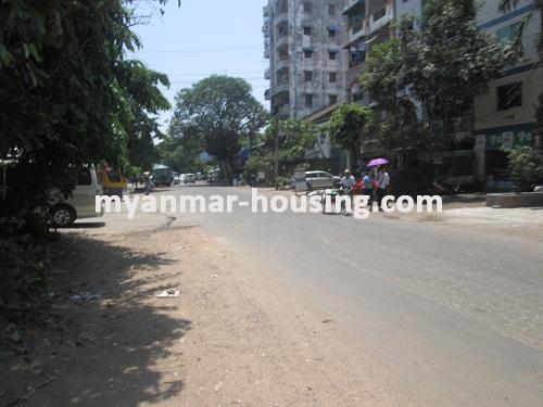 缅甸房地产 - 出租物件 - No.2136 - An apartment ground floor for rent in Kyee Myin Daing! - View of the main road.