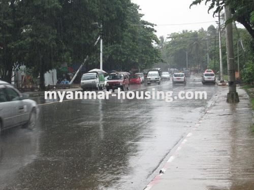 Myanmar real estate - for rent property - No.2480 - An apartment for expats in Shwe Ohm Pinn housing! - View of the road.