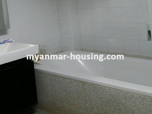 ミャンマー不動産 - 賃貸物件 - No.3765 - An apartment for rent in Thirimingalar Street, Sanchaung Township. - View of Bathtub