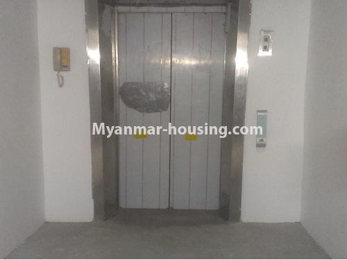 ミャンマー不動産 - 賃貸物件 - No.4566 - Newly built 8 storey mini condominium for rent in Kyeemyintdaing! - lift entrance view