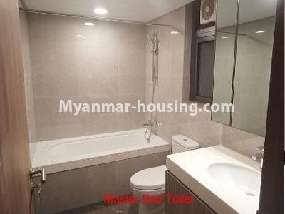 ミャンマー不動産 - 賃貸物件 - No.4769 - 2BHK Room in The Central Condominium for rent in Yankin! - bathroom view