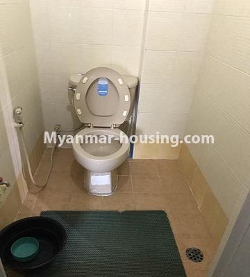 ミャンマー不動産 - 賃貸物件 - No.4893 - Second Floor 2 BHK Apartment Room for rent in Yakin! - toilet view