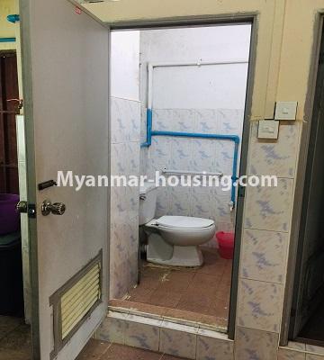 ミャンマー不動産 - 賃貸物件 - No.4919 - 3 BHK apartment for Rent in Botathaung! - toilet