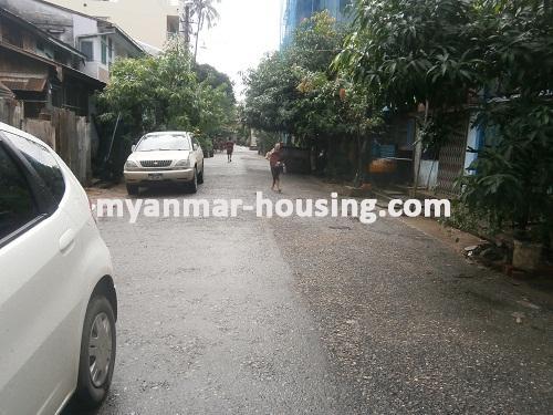 缅甸房地产 - 出售物件 - No.2810 - Apartment for sale in Kyeemyindaing. - View of the street.