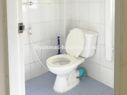 ミャンマー不動産 - 売り物件 - No.3405 - Decorated three bedroom condominium room for sale in Downtown! - toilet view
