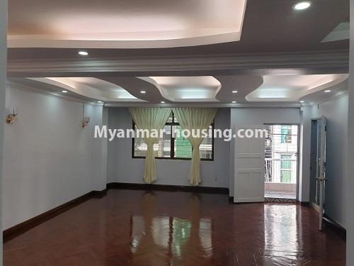 ミャンマー不動産 - 売り物件 - No.3431 - Newly renovated 3BHK condominium room for sale in Sanchaung! - living room view