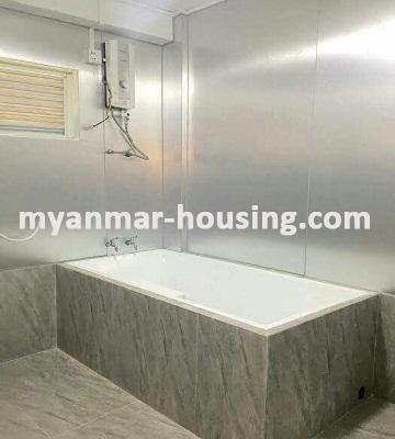 မြန်မာအိမ်ခြံမြေ - ငှားရန် property - No.1210 - တိုက်သစ်လိုချင်သူများအတွက် အခန်းဌားရန် ရှိသည်။View of Bathtub