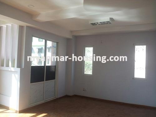 မြန်မာအိမ်ခြံမြေ - ငှားရန် property - No.1256 - ရွေှဝါလမ်းတွင် တိုက်ခန်းကောင်းတစ်ခန်းဌားရန် ရှိသည်။View of inside room