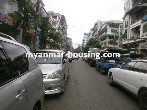 缅甸房地产 - 出租物件 - No.1320 - Great apartment in the best area of Myanmar! - View of the street .