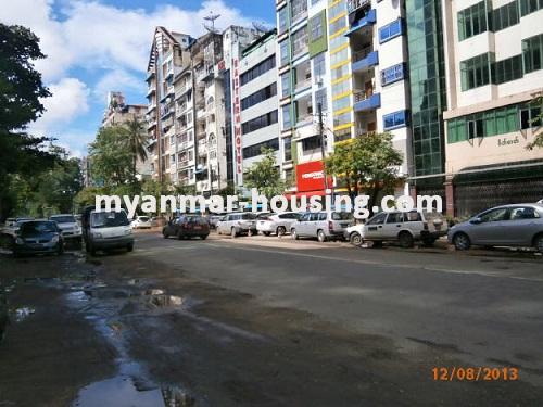 缅甸房地产 - 出租物件 - No.1444 - Two elevators provided  condo in city center! - View of the road.