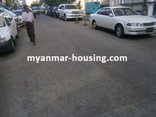 缅甸房地产 - 出租物件 - No.1722 - Condo in downtown for rent! - View of the street.