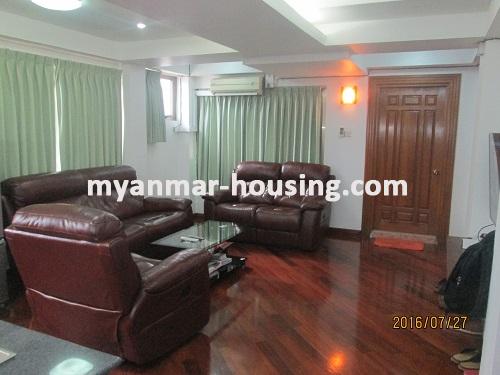 မြန်မာအိမ်ခြံမြေ - ငှားရန် property - No.1781 - မြို့ထဲတွင် အဆင့်မြင့်ပြင်ဆင်ထားသည့် အပေါ်ဆုံးထပ်အခန်းတစ်ခန်းငှားရန်ရှိသည်။