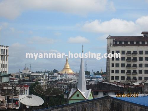 မြန်မာအိမ်ခြံမြေ - ငှားရန် property - No.1781 - မြို့ထဲတွင် အဆင့်မြင့်ပြင်ဆင်ထားသည့် အပေါ်ဆုံးထပ်အခန်းတစ်ခန်းငှားရန်ရှိသည်။
