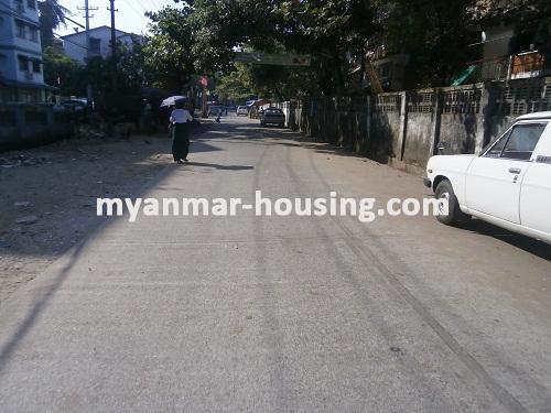 缅甸房地产 - 出租物件 - No.1794 - An apartment near hotel is available! - View of the street.