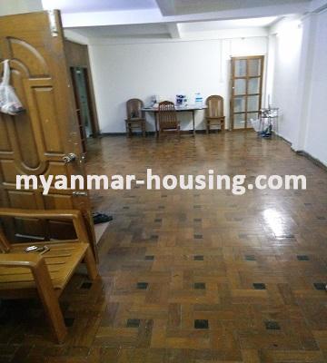 မြန်မာအိမ်ခြံမြေ - ငှားရန် property - No.1801 - ပြင်ဆင်ပြီးတိုက်ခန်းတစ်ခန်း Park Royal Hotel အနီးတွင်ငှားရန်ရှိသည်။view of the living room