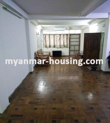 မြန်မာအိမ်ခြံမြေ - ငှားရန် property - No.1801 - ပြင်ဆင်ပြီးတိုက်ခန်းတစ်ခန်း Park Royal Hotel အနီးတွင်ငှားရန်ရှိသည်။view of the living room
