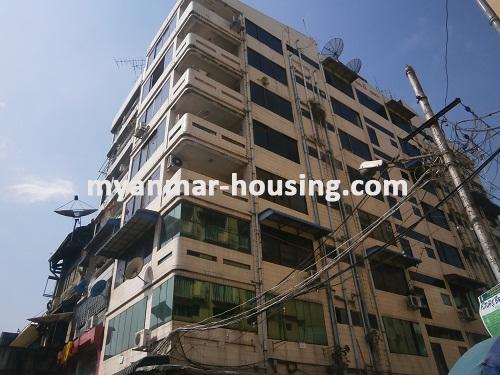 缅甸房地产 - 出租物件 - No.1825 - An apartment for rent in Latha ! - View of the building.