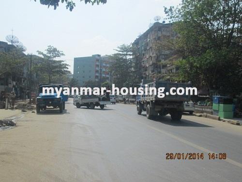 缅甸房地产 - 出租物件 - No.1868 - An apartment around downtown area! - View of the road.