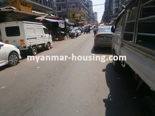 缅甸房地产 - 出租物件 - No.1927 - Condo for rent in city center! - View of the street.