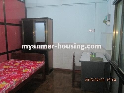 မြန်မာအိမ်ခြံမြေ - ငှားရန် property - No.2035 - သန့်ရှင်းသပ်ရပ်၍ပရိဘောဂများပါသောအခန်းတစ်ခန်းအင်းယားကန်အနီးတွင်ငှားရန်ရှိသည်View of the bed room.