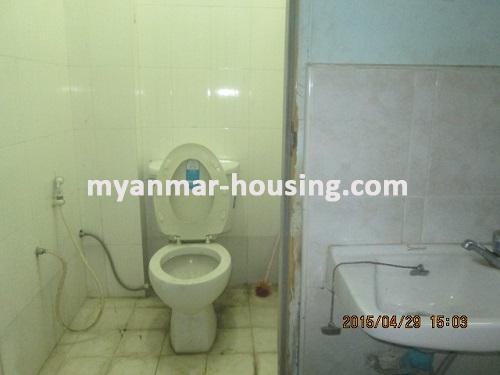 မြန်မာအိမ်ခြံမြေ - ငှားရန် property - No.2035 - သန့်ရှင်းသပ်ရပ်၍ပရိဘောဂများပါသောအခန်းတစ်ခန်းအင်းယားကန်အနီးတွင်ငှားရန်ရှိသည်View of the toilet.