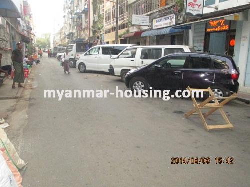 ミャンマー不動産 - 賃貸物件 - No.2085 - New good condo for rent in Botahtaung! - View of the road.