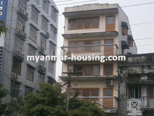 မြန်မာအိမ်ခြံမြေ - ငှားရန် property - No.2094 - စီးပွားရေးလုပ်ငန်း လုပ်ကိုင်ရန်ကောင်းသည့်နေရာတွင် လုံးချင်းအိမ်တစ်လုံးငှားရန်ရှိသည်။View of the building.