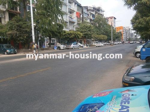 မြန်မာအိမ်ခြံမြေ - ငှားရန် property - No.2094 - စီးပွားရေးလုပ်ငန်း လုပ်ကိုင်ရန်ကောင်းသည့်နေရာတွင် လုံးချင်းအိမ်တစ်လုံးငှားရန်ရှိသည်။View of the Street.