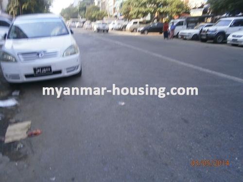 缅甸房地产 - 出租物件 - No.2144 - Spacious condo in city center available! - View of the road.