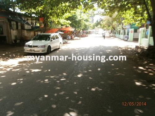 缅甸房地产 - 出租物件 - No.2166 - An aparment in downtown is ready to rent it out! - View of the road.
