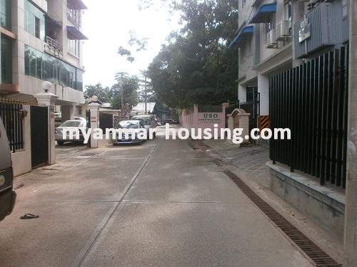 缅甸房地产 - 出租物件 - No.2229 - Pyone Pyone condo in Lamadaw for rent! - View of the street.