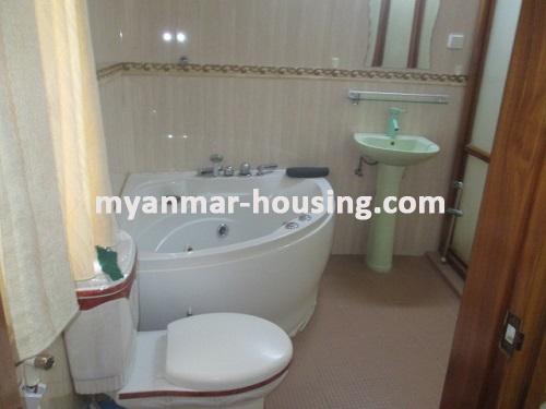 缅甸房地产 - 出租物件 - No.2310 - A good Landed house on the Inya Myaing Main Road on rent is available now! - View of the Bathtub and Toilet