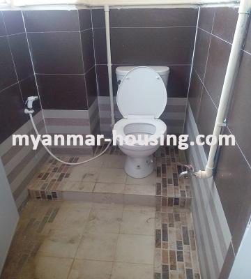 မြန်မာအိမ်ခြံမြေ - ငှားရန် property - No.2318 - တိုက်သစ်လိုချင်သူများအတွက် အခန်းဌားရန် ရှိသည်။View of Toilet and Bathroom