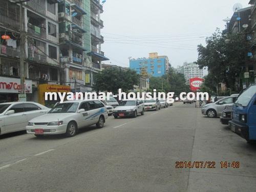 ミャンマー不動産 - 賃貸物件 - No.2358 - An apartment with reasonable price for shop! - View of the road.