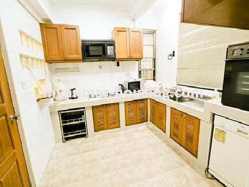 မြန်မာအိမ်ခြံမြေ - ငှားရန် property - No.2383 - အဆင့်မြင့်ပြင်ဆင်ထားသည့်အခန်းတစ်ခန်း လူသိများသည့်နေရာတွင်ငှားရန်ရှိသည်။View of the kitchen room.