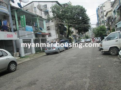 မြန်မာအိမ်ခြံမြေ - ငှားရန် property - No.2391 - မြေညီတိုက်ခန်း အလုံတွင် ငှားရန်ရှိသည်။View of the street.