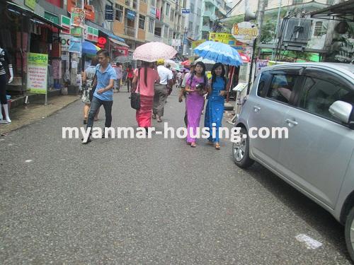 缅甸房地产 - 出租物件 - No.2400 - An apartment available in Kamaryut for rent! - View of the street.