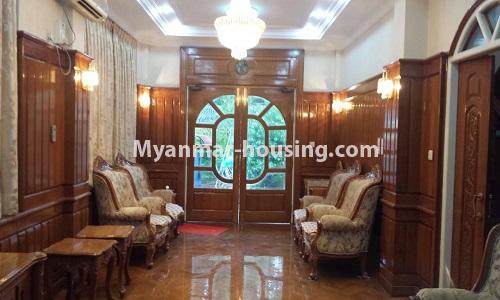 မြန်မာအိမ်ခြံမြေ - ငှားရန် property - No.2428 - အင်းယားလမ်း သစ်သီးဈေးအနီးတွင် လုံးချင်းတစ်လုံးငှားရန်ရှိသည်။View of the living room.