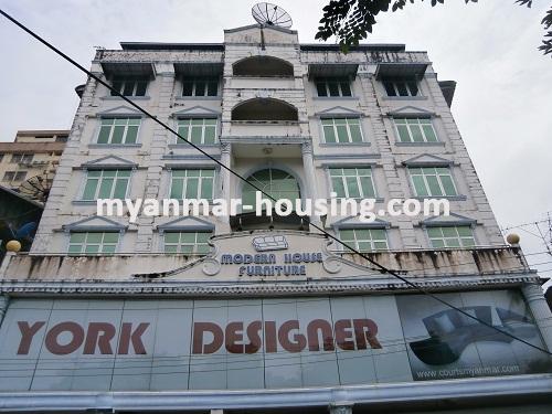 မြန်မာအိမ်ခြံမြေ - ငှားရန် property - No.2443 - ကFront view of the building.