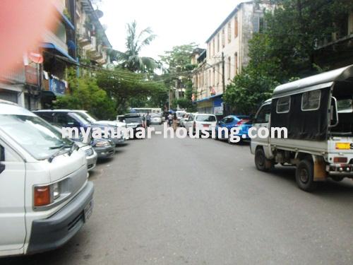 မြန်မာအိမ်ခြံမြေ - ငှားရန် property - No.2472 - N/AView of the street.