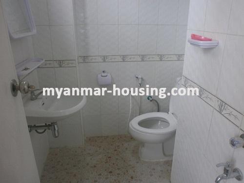 缅甸房地产 - 出租物件 - No.2478 - An apartment for rent in hledan junction! - View of the bathroom.