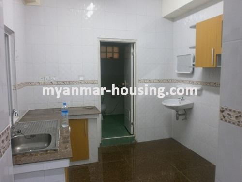 缅甸房地产 - 出租物件 - No.2493 - Condo for rent near hledan junction! - View of the bathroom.