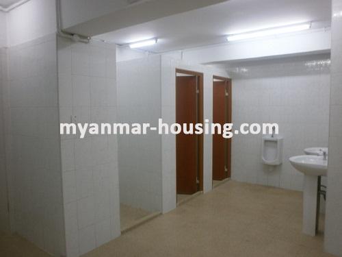 မြန်မာအိမ်ခြံမြေ - ငှားရန် property - No.2507 - N/AView of the  bath room.