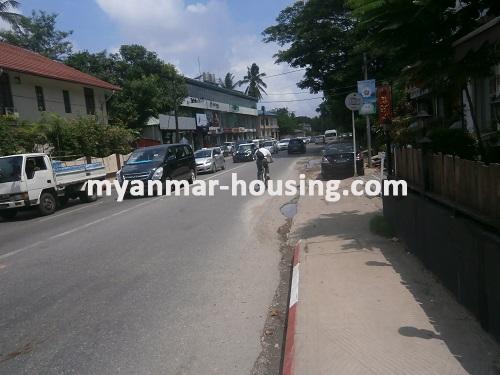 缅甸房地产 - 出租物件 - No.2533 - The apartment for rent on the main road for show room in Bahan! - View of the road.