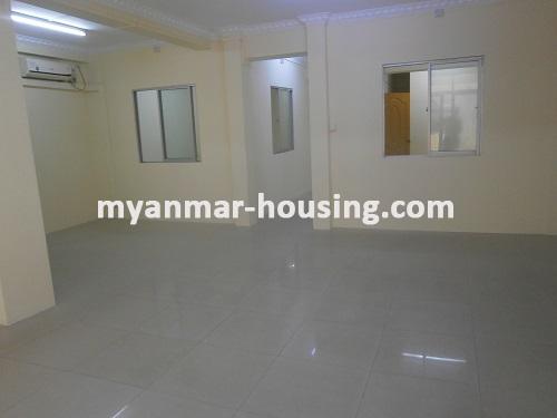 မြန်မာအိမ်ခြံမြေ - ငှားရန် property - No.2641 - The most spacious Condo located in Downtown area! - View of the living room.