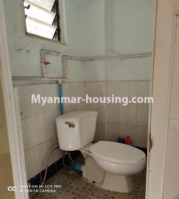ミャンマー不動産 - 賃貸物件 - No.2663 - Furnished second floor apartment for rent in Sanchaung! - toilet view