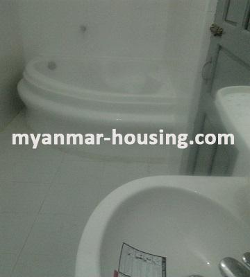 မြန်မာအိမ်ခြံမြေ - ငှားရန် property - No.2709 - လှိုင်မြို့နယ်တွင် ကွန်ဒိုအခန်းတစ်ခန်းဌားရန်ရှိသည်။View of bathtub and toilet
