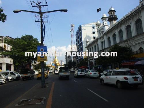 ミャンマー不動産 - 賃貸物件 - No.2714 - Good condominium for rent in Pabedan ! - View of the Road.