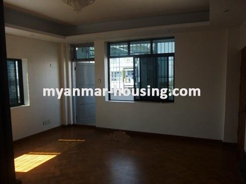 ミャンマー不動産 - 賃貸物件 - No.2733 - Well renovation condominium for rent in Lanmadaw ! - View of the living room.